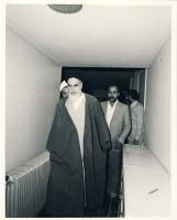 امام در حال رفتن به پای صندوق انتخابات دوره اول مجلس شورای اسلامی در دربند