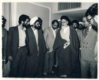 امام در حال رفتن به پای صندوق انتخابات دوره اول مجلس شورای اسلامی در دربند