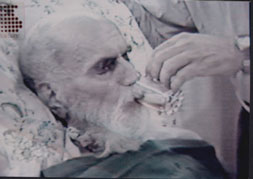 امام در بیمارستان قلب جماران در حال نوشیدن آب