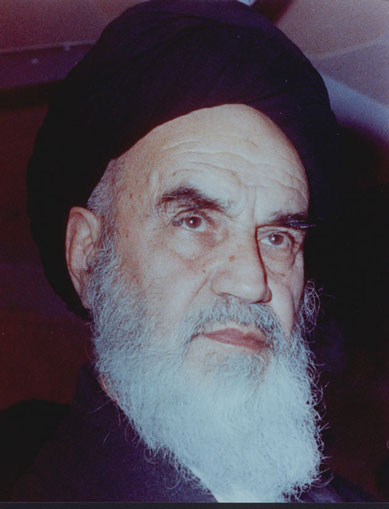 پرتره امام در هنگام ترک بیمارستان قلب تهران ایستاده و به صورت سه رخ از نمای نزدیک