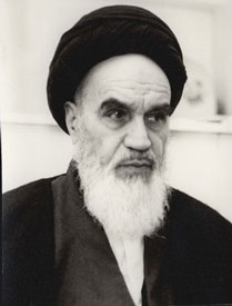 پرتره امام نشسته و به صورت سه رخ از نمای نزدیک