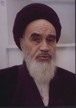 پرتره امام در حال سخنرانی و به صورت سه رخ از نمای نزدیک