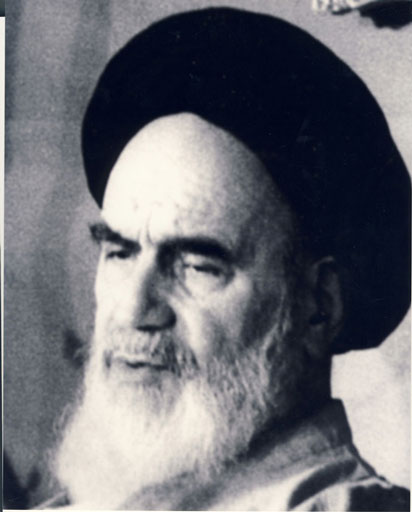 پرتره امام حالت نشسته و به صورت سه رخ از نمای نزدیک