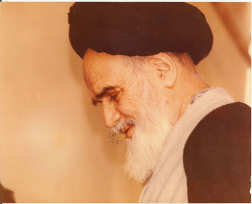پرتره امام حالت ایستاده و به صورت نیم رخ از نمای نزدیک