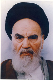 پرتره امام در نوفل لوشاتو حالت نشسته و به صورت تمام رخ از نمای نزدیک