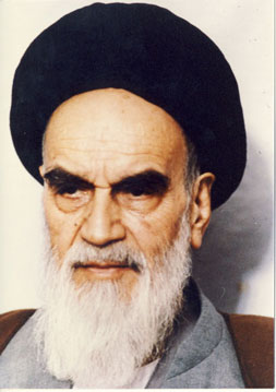 پرتره امام در نوفل لوشاتو حالت نشسته و به صورت تمام رخ از نمای نزدیک