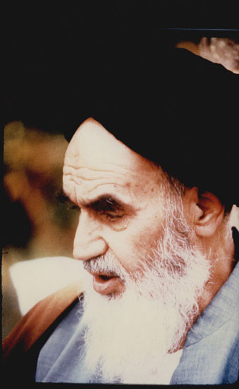 پرتره امام در نوفل لوشاتو در حال سخنرانی به صورت سه رخ و از نمای نزدیک