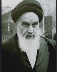 پرتره امام در نوفل لوشاتو در حالت عبور از باغ به صورت تمام رخ