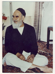 امام در منزل جماران نشسته و در حالت خنده