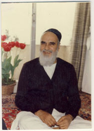 امام در منزل جماران نشسته و در حالت خنده