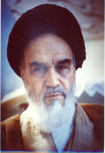 پرتره امام در جماران نشسته در اطاق و به صورت تمام رخ از نمای نزدیک