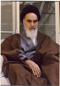 پرتره امام در جماران حالت نشسته سه رخ