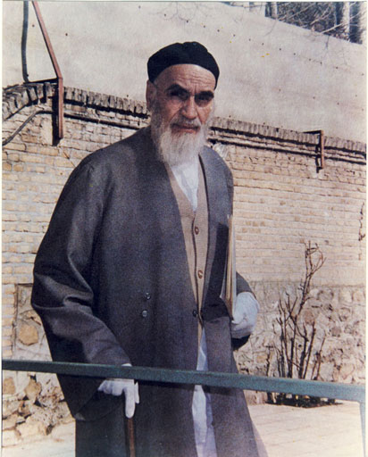 امام در حیاط پشت منزل جماران در حال قدم زدن
