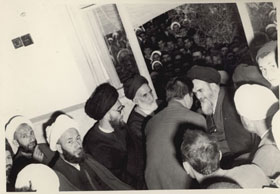 دیدار مردم با امام در قم پس از آزادی از زندان