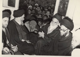 دیدار مردم با امام در قم پس از آزادی از زندان