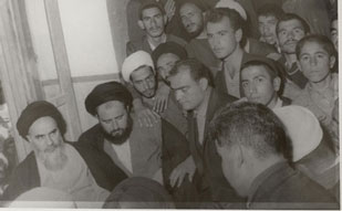 دیدار مردم با امام در قم پس از آزادی از زندان