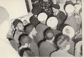 دیدار مردم با امام در قم پس از آزادی از زندان
