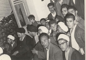 دیدار مردم با امام در قم پس از آزادی از زندان