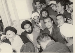 دیدار مردم با امام در قم پس از آزادی از زندان