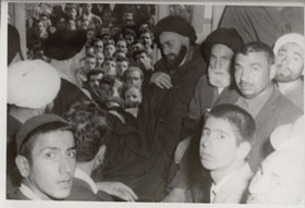 دیدار مردم با امام در قم پس از آزادی از زندان