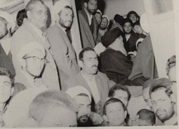 دیدار مردم با امام در قم پس از آزادی از زندان