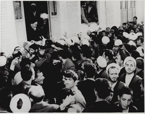 دیدار مردم با امام در قم پس از آزادی از زندان