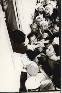 دیدار مردم با امام در قم پس از آزادی از زندان