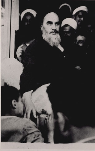دیدار مردم با امام در قم پس از آزادی از زندان