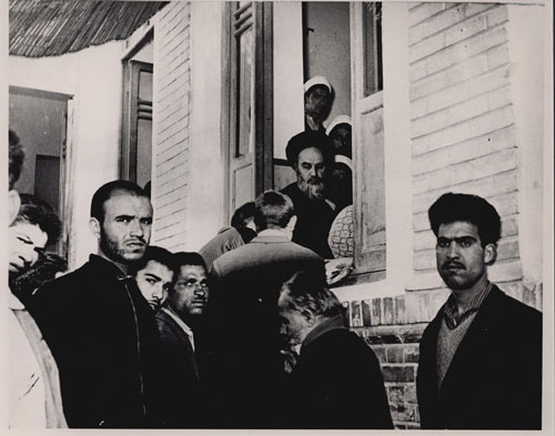 دیدار مردم با امام در قم پس از آزادی از زندان