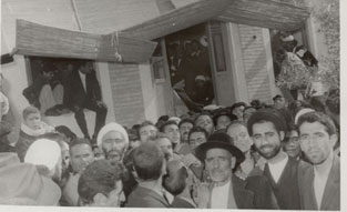 دیدار مردم با امام در قم پس از آزادی از زندان