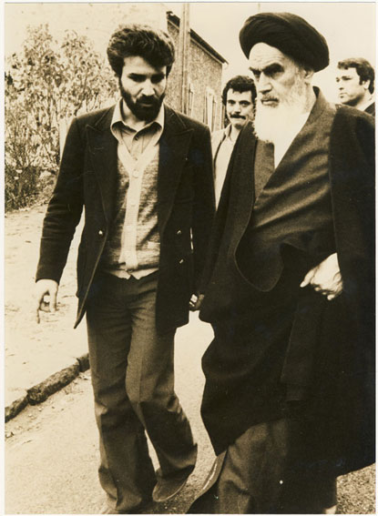 امام درحال عبور از خیابان در نوفل لوشاتو