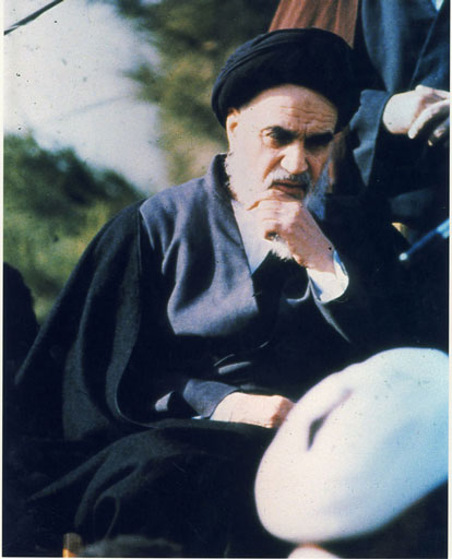 جوانان گروه سرود نزد امام در بهشت زهرا
