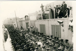 رژه نظامیان از مقابل امام در قم