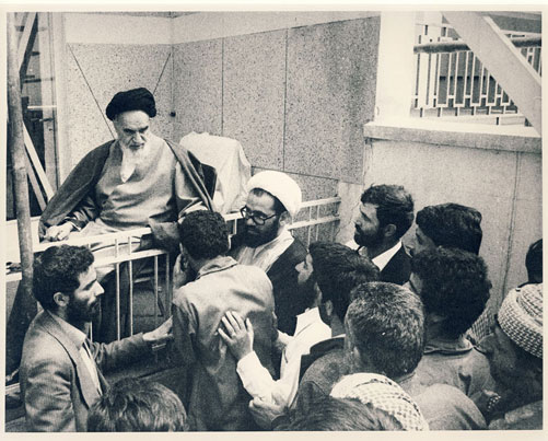 دیدار اشخاص با امام در حیاط منزل در جماران