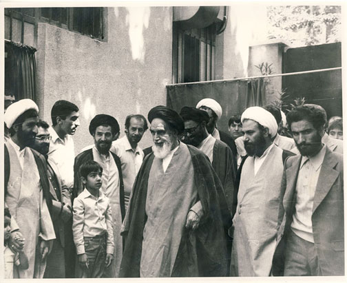 امام در حیاط جماران در حال عبور از بین اعضای دفتر