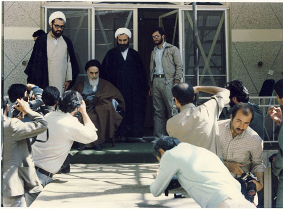 دیدار عکاسان با امام در حیاط منزل جماران