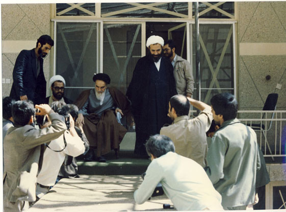 دیدار عکاسان با امام در حیاط منزل جماران