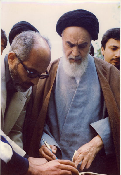 امام در پای صندوق رای گیری انتخابات در جماران