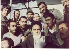 امام در میان اعضای دفتر و محافظین در جماران