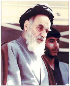 امام در حال عبور در حیاط منزل جماران