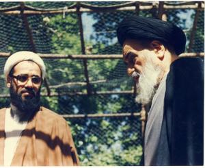امام در حال عبور از حیاط منزل در جماران برای ورود به حسینیه