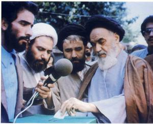 امام در پای صندوق رای گیری انتخابات در جماران