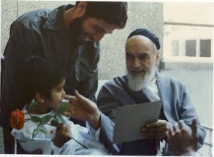 دیدار یکی از جانبازان با امام در جماران