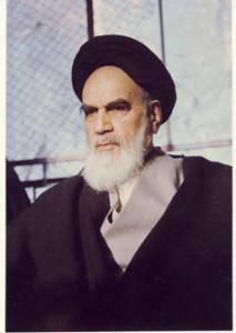 امام در حیاط منزل جماران