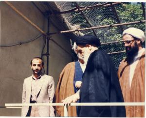 امام در حال عبور از حیاط منزل در جماران برای ورود به حسینیه