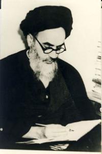 امام در حال مطالعه در منزل