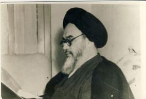 امام در حال مطالعه در منزل