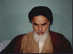 امام در حسینیه جماران به صورت نشسته
