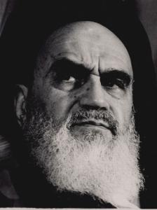 پرتره امام در مدرسه علوی نشسته به صورت سه رخ از نمای نزدیک