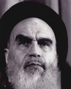 پرتره امام در مدرسه علوی نشسته به صورت تمام رخ از نمای نزدیک